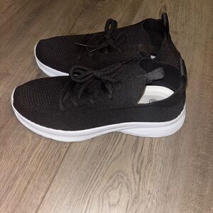 Size 35 EU (~size 4-6 US) black athletic tennis shoes for women